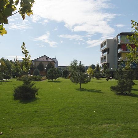 Airport Residence - Apartment Across From Otopeni Airport Bagian luar foto