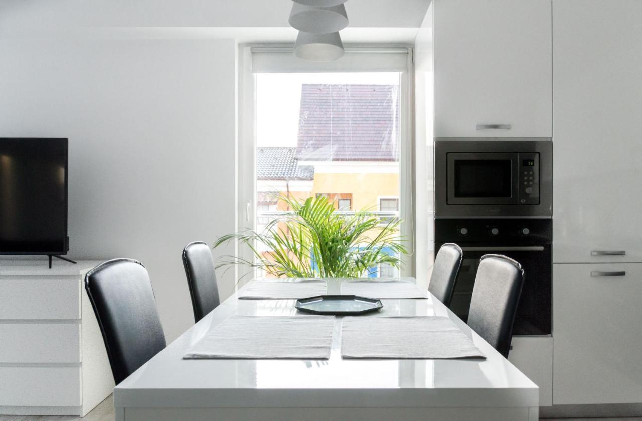 Airport Residence - Apartment Across From Otopeni Airport Bagian luar foto