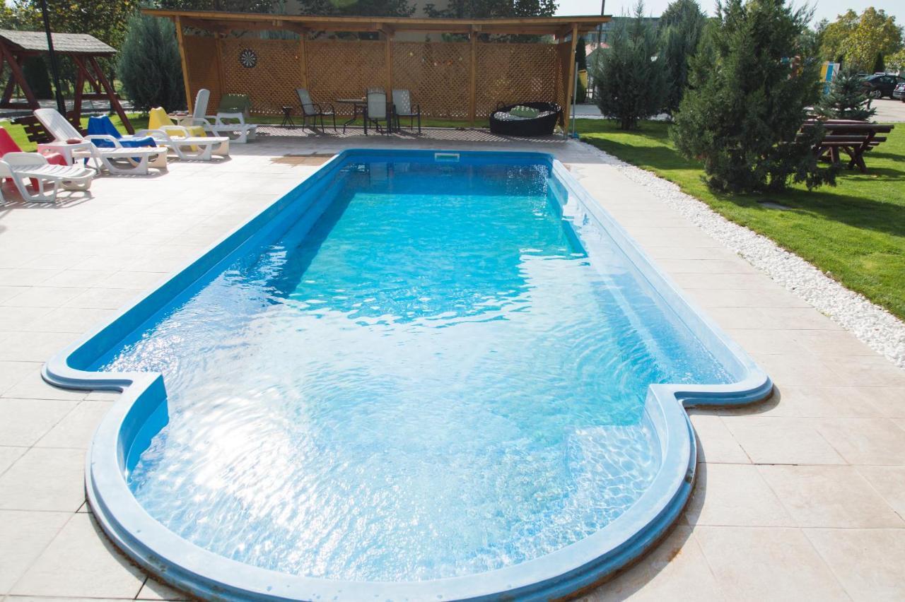 Airport Residence - Apartment Across From Otopeni Airport Bagian luar foto